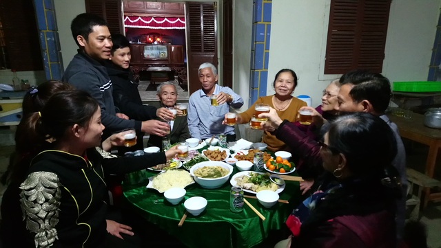 Bữa “giỗ sống” của vợ chồng anh Bằng, chị Nga đối với bộ mẹ.