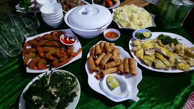 Mâm cỗ “giỗ sống” có rất nhiều món ăn truyền thống là sản vật được lấy từ núi rừng Minh Hoá.