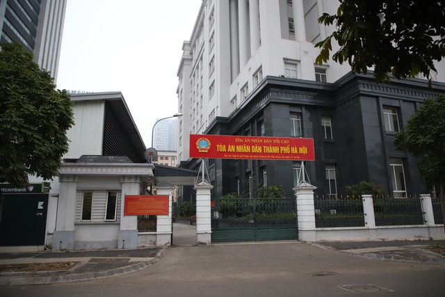 Sáng nay, Tòa xét xử sơ thẩm vụ án vi phạm quy định về quản lý đất đai ở Đà Nẵng chính thức diễn ra - Ảnh 5.