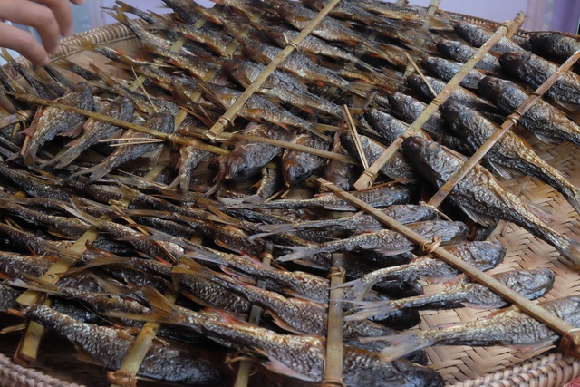Cá Mát nướng, đặc sản người vùng cao Minh Hoá được bày bán ở chợ tết.