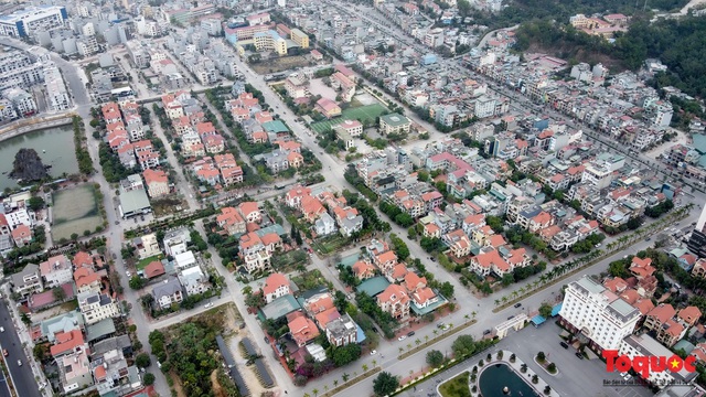 Quảng Ninh: Chiêm ngưỡng toàn cảnh khu &quot;phố nhà giàu&quot; ở ven biển Hạ Long - Ảnh 2.