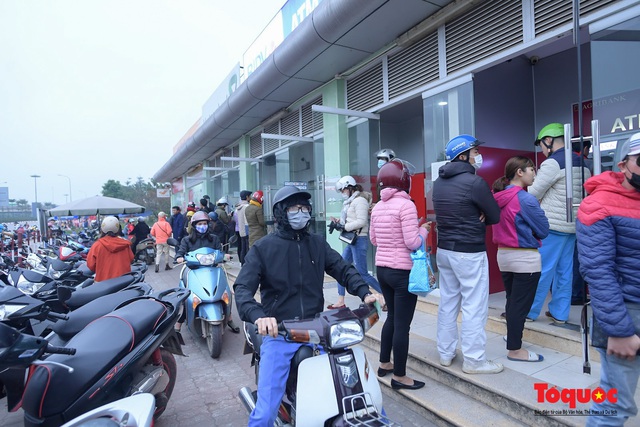 Hà Nội: Công nhân xếp hàng dài chờ rút tiền tại cây ATM trước khi về quê đón Tết - Ảnh 13.