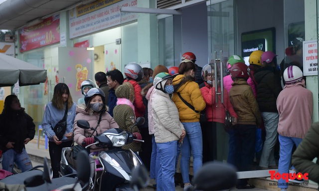 Hà Nội: Công nhân xếp hàng dài chờ rút tiền tại cây ATM trước khi về quê đón Tết - Ảnh 3.