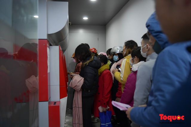 Hà Nội: Công nhân xếp hàng dài chờ rút tiền tại cây ATM trước khi về quê đón Tết - Ảnh 8.