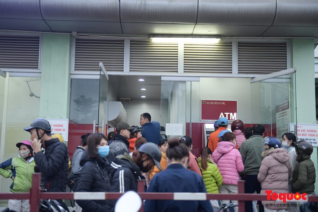 Hà Nội: Công nhân xếp hàng dài chờ rút tiền tại cây ATM trước khi về quê đón Tết - Ảnh 2.