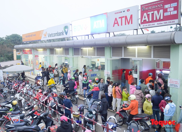Hà Nội: Công nhân xếp hàng dài chờ rút tiền tại cây ATM trước khi về quê đón Tết - Ảnh 1.