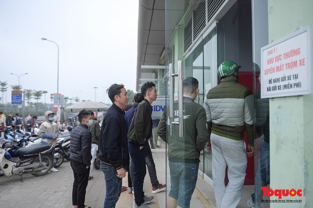 Hà Nội: Công nhân xếp hàng dài chờ rút tiền tại cây ATM trước khi về quê đón Tết - Ảnh 7.