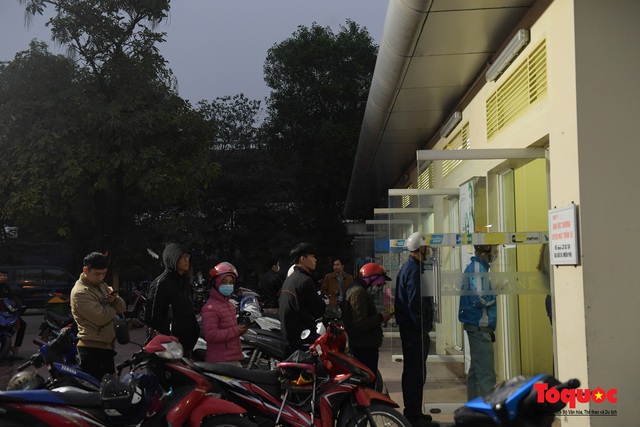 Hà Nội: Công nhân xếp hàng dài chờ rút tiền tại cây ATM trước khi về quê đón Tết - Ảnh 14.