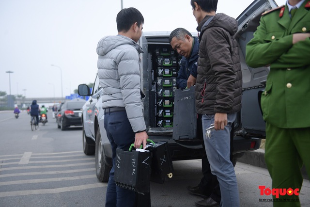 Hà Nội: Công nhân xếp hàng dài chờ rút tiền tại cây ATM trước khi về quê đón Tết - Ảnh 10.