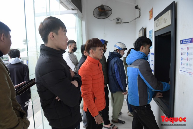 Hà Nội: Công nhân xếp hàng dài chờ rút tiền tại cây ATM trước khi về quê đón Tết - Ảnh 5.