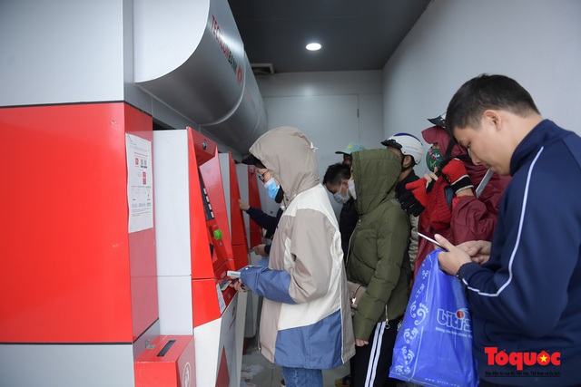 Hà Nội: Công nhân xếp hàng dài chờ rút tiền tại cây ATM trước khi về quê đón Tết - Ảnh 4.