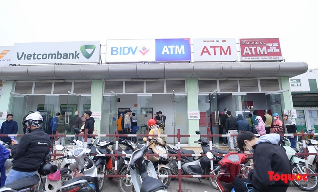 Hà Nội: Công nhân xếp hàng dài chờ rút tiền tại cây ATM trước khi về quê đón Tết - Ảnh 11.