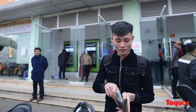 Hà Nội: Công nhân xếp hàng dài chờ rút tiền tại cây ATM trước khi về quê đón Tết - Ảnh 12.