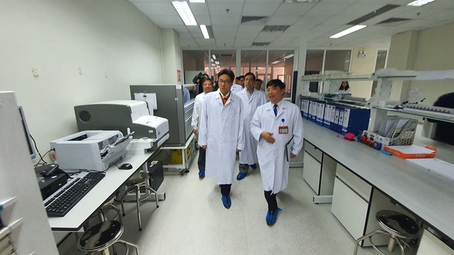 Sát ngày Tết: Phó Thủ tướng đi kiểm tra công tác đáp ứng với dịch bệnh viêm phổi cấp do virus corona - Ảnh 1.