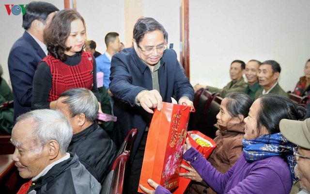 Ông Phạm Minh Chính trao 1.100 suất quà tặng quà hộ nghèo, hộ chính sách tỉnh Điện Biên - Ảnh 1.