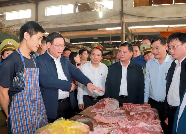 Hình ảnh Phó Thủ tướng Vương Đình Huệ đi chợ Tết - Ảnh 1.