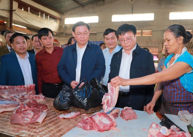 Hình ảnh Phó Thủ tướng Vương Đình Huệ đi chợ Tết - Ảnh 2.