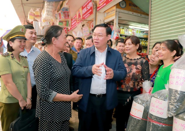 Hình ảnh Phó Thủ tướng Vương Đình Huệ đi chợ Tết - Ảnh 3.
