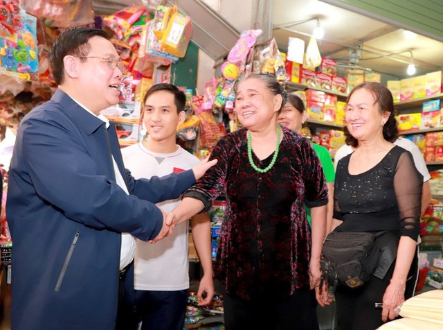 Hình ảnh Phó Thủ tướng Vương Đình Huệ đi chợ Tết - Ảnh 4.