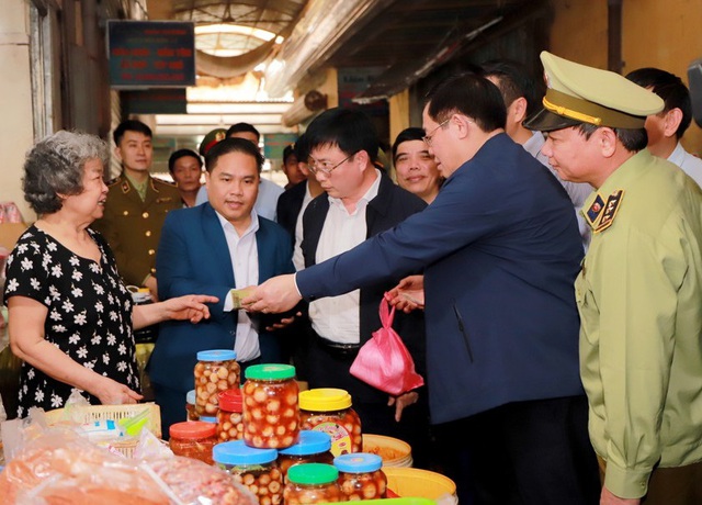 Hình ảnh Phó Thủ tướng Vương Đình Huệ đi chợ Tết - Ảnh 5.