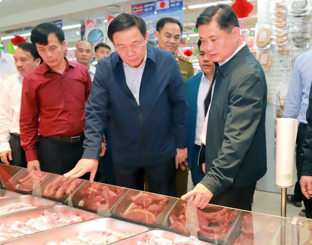 Hình ảnh Phó Thủ tướng Vương Đình Huệ đi chợ Tết - Ảnh 6.