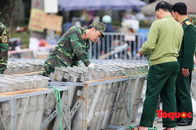 Cận cảnh trận địa pháo hoa bên Hồ Tây trước giờ khai hỏa chào năm mới Canh Tý 2020 - Ảnh 9.