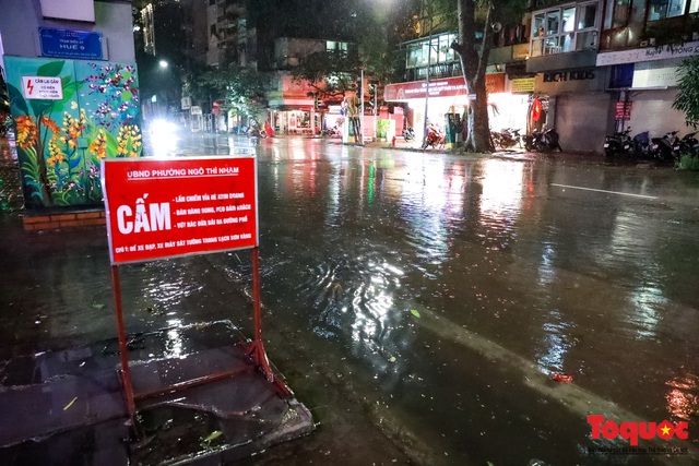 Hình ảnh Hà Nội ngập lụt tối 30 tết, dân hối hả tát nước để kịp đón Giao thừa - Ảnh 1.