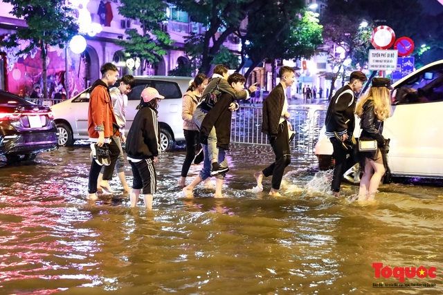 Hình ảnh Hà Nội ngập lụt tối 30 tết, dân hối hả tát nước để kịp đón Giao thừa - Ảnh 3.