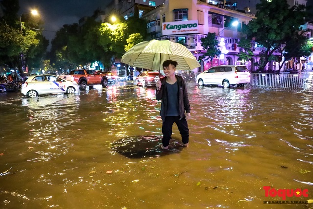 Hình ảnh Hà Nội ngập lụt tối 30 tết, dân hối hả tát nước để kịp đón Giao thừa - Ảnh 4.