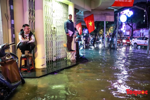 Hình ảnh Hà Nội ngập lụt tối 30 tết, dân hối hả tát nước để kịp đón Giao thừa - Ảnh 5.