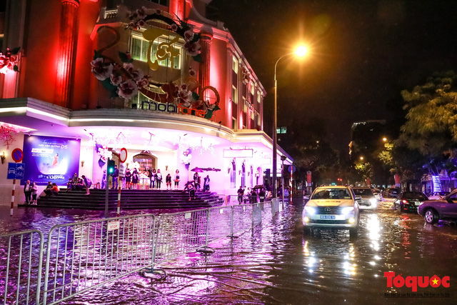 Hình ảnh Hà Nội ngập lụt tối 30 tết, dân hối hả tát nước để kịp đón Giao thừa - Ảnh 2.