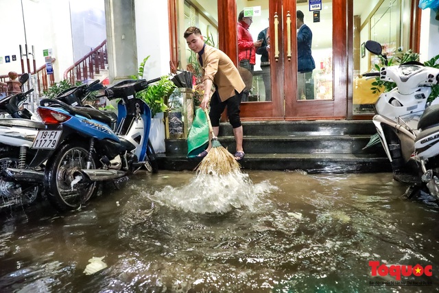 Hình ảnh Hà Nội ngập lụt tối 30 tết, dân hối hả tát nước để kịp đón Giao thừa - Ảnh 7.