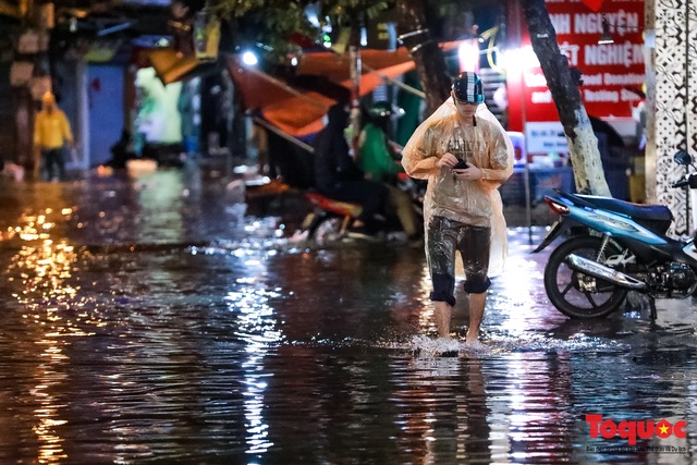 Hình ảnh Hà Nội ngập lụt tối 30 tết, dân hối hả tát nước để kịp đón Giao thừa - Ảnh 12.
