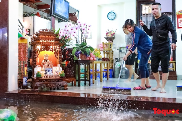 Hình ảnh Hà Nội ngập lụt tối 30 tết, dân hối hả tát nước để kịp đón Giao thừa - Ảnh 9.