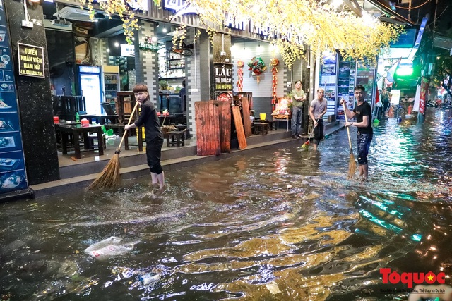 Hình ảnh Hà Nội ngập lụt tối 30 tết, dân hối hả tát nước để kịp đón Giao thừa - Ảnh 6.