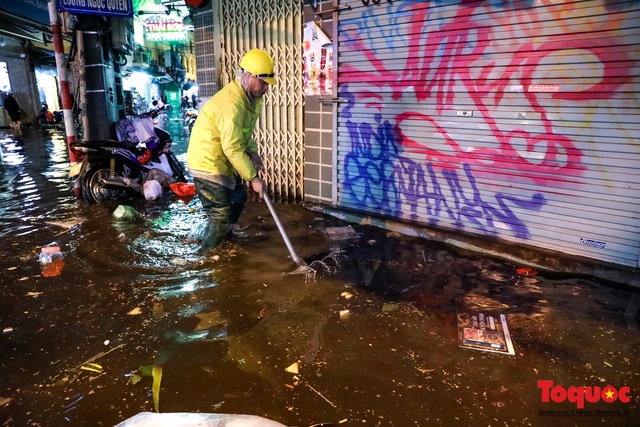 Hình ảnh Hà Nội ngập lụt tối 30 tết, dân hối hả tát nước để kịp đón Giao thừa - Ảnh 10.
