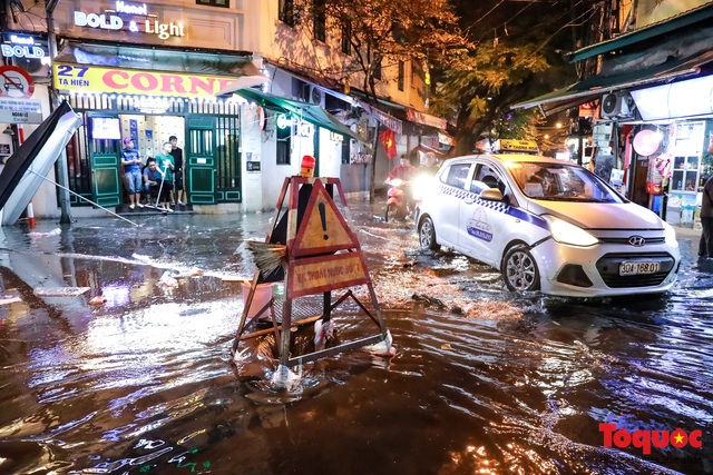 Hình ảnh Hà Nội ngập lụt tối 30 tết, dân hối hả tát nước để kịp đón Giao thừa - Ảnh 13.