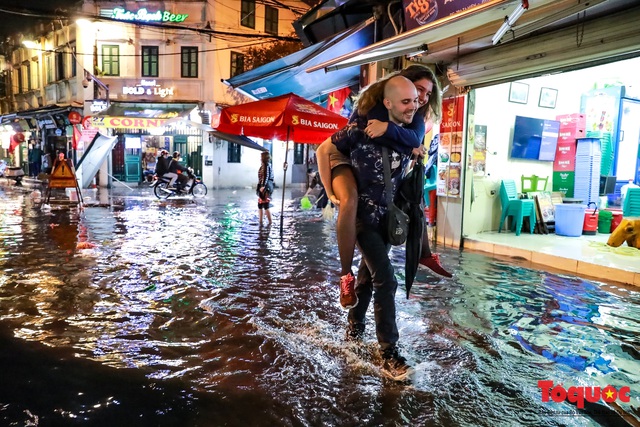 Hình ảnh Hà Nội ngập lụt tối 30 tết, dân hối hả tát nước để kịp đón Giao thừa - Ảnh 14.