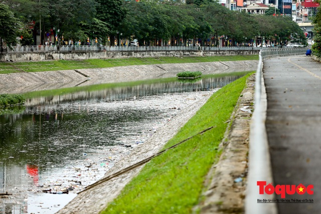 Sau 3 ngày Tết, sông Tô Lịch tràn ngập rác thải sinh hoạt - Ảnh 1.