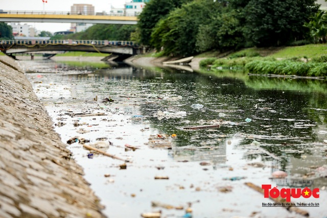 Sau 3 ngày Tết, sông Tô Lịch tràn ngập rác thải sinh hoạt - Ảnh 11.