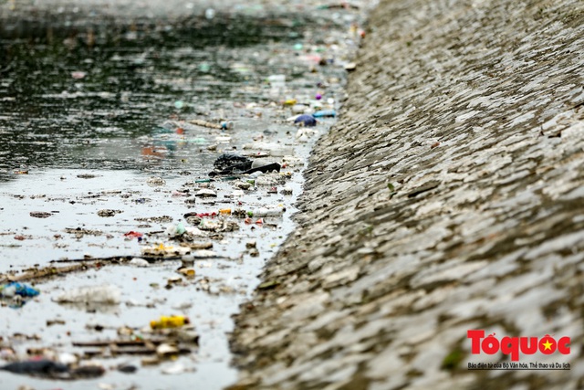 Sau 3 ngày Tết, sông Tô Lịch tràn ngập rác thải sinh hoạt - Ảnh 10.