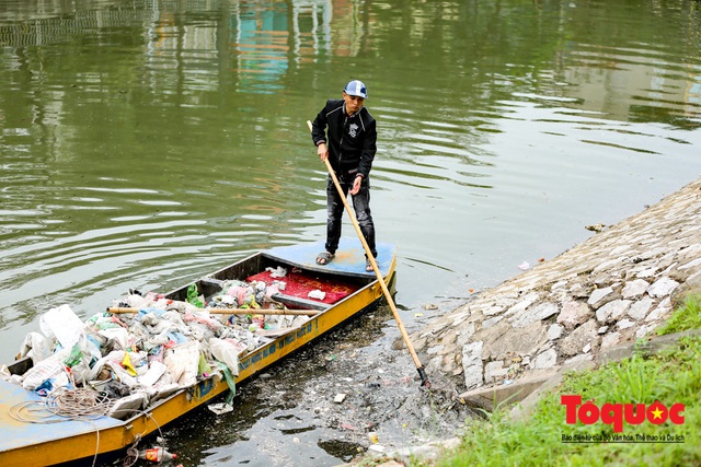 Sau 3 ngày Tết, sông Tô Lịch tràn ngập rác thải sinh hoạt - Ảnh 14.