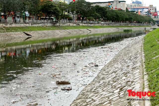 Sau 3 ngày Tết, sông Tô Lịch tràn ngập rác thải sinh hoạt - Ảnh 12.