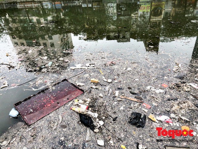 Sau 3 ngày Tết, sông Tô Lịch tràn ngập rác thải sinh hoạt - Ảnh 9.