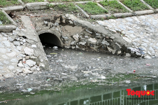 Sau 3 ngày Tết, sông Tô Lịch tràn ngập rác thải sinh hoạt - Ảnh 3.