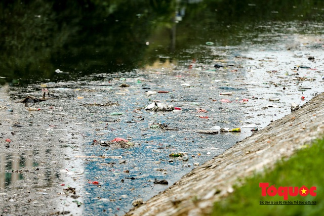 Sau 3 ngày Tết, sông Tô Lịch tràn ngập rác thải sinh hoạt - Ảnh 7.