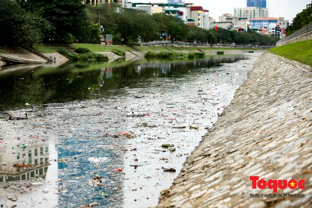 Sau 3 ngày Tết, sông Tô Lịch tràn ngập rác thải sinh hoạt - Ảnh 6.