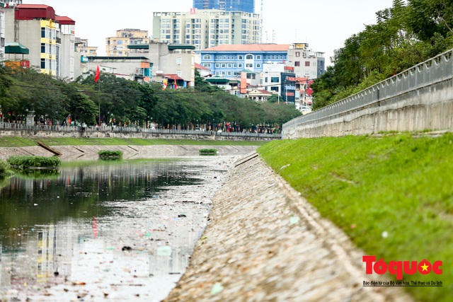 Sau 3 ngày Tết, sông Tô Lịch tràn ngập rác thải sinh hoạt - Ảnh 2.