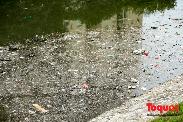Sau 3 ngày Tết, sông Tô Lịch tràn ngập rác thải sinh hoạt - Ảnh 4.