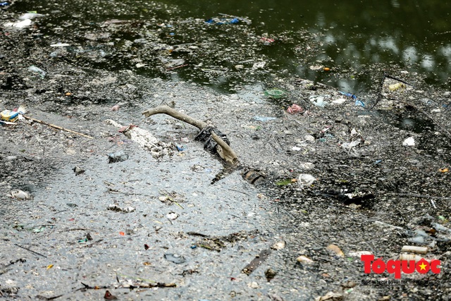 Sau 3 ngày Tết, sông Tô Lịch tràn ngập rác thải sinh hoạt - Ảnh 5.